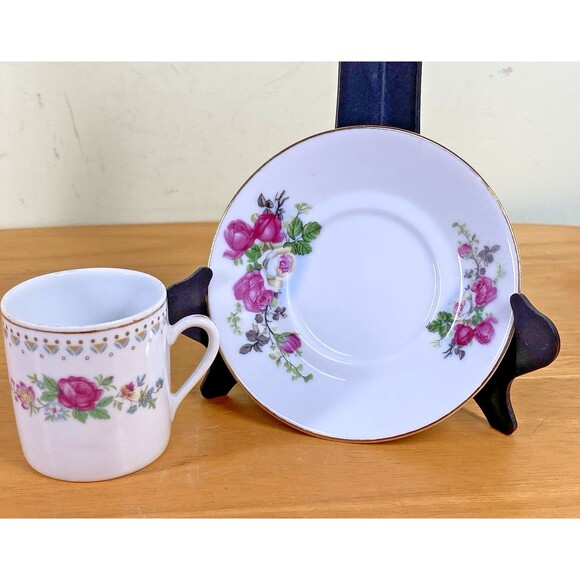 Vintage Demitasse Expresso Porcelain Tea Cup & Saucer Red Rose Pattern Gold Trim - Picture 1 of 14